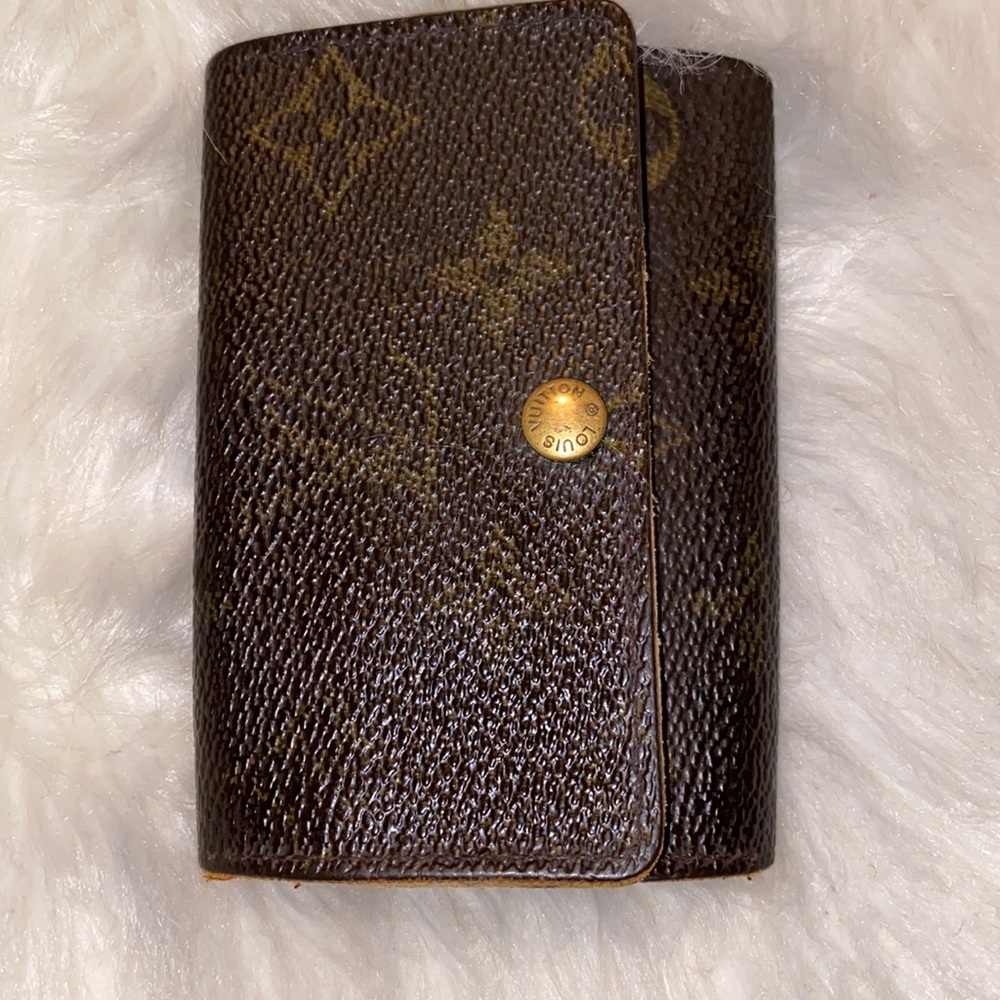 - Lv Louis Vuitton 6 key key holder great condition edges show slight wear 🔥🔥